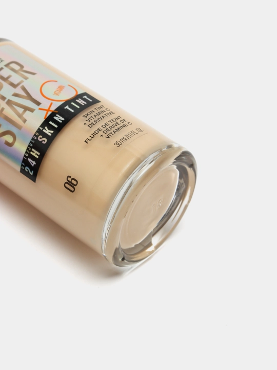 Yuz uchun tonal zardob Maybelline Super Stay 24H Skin Tint S vitamini bilan, ton 06