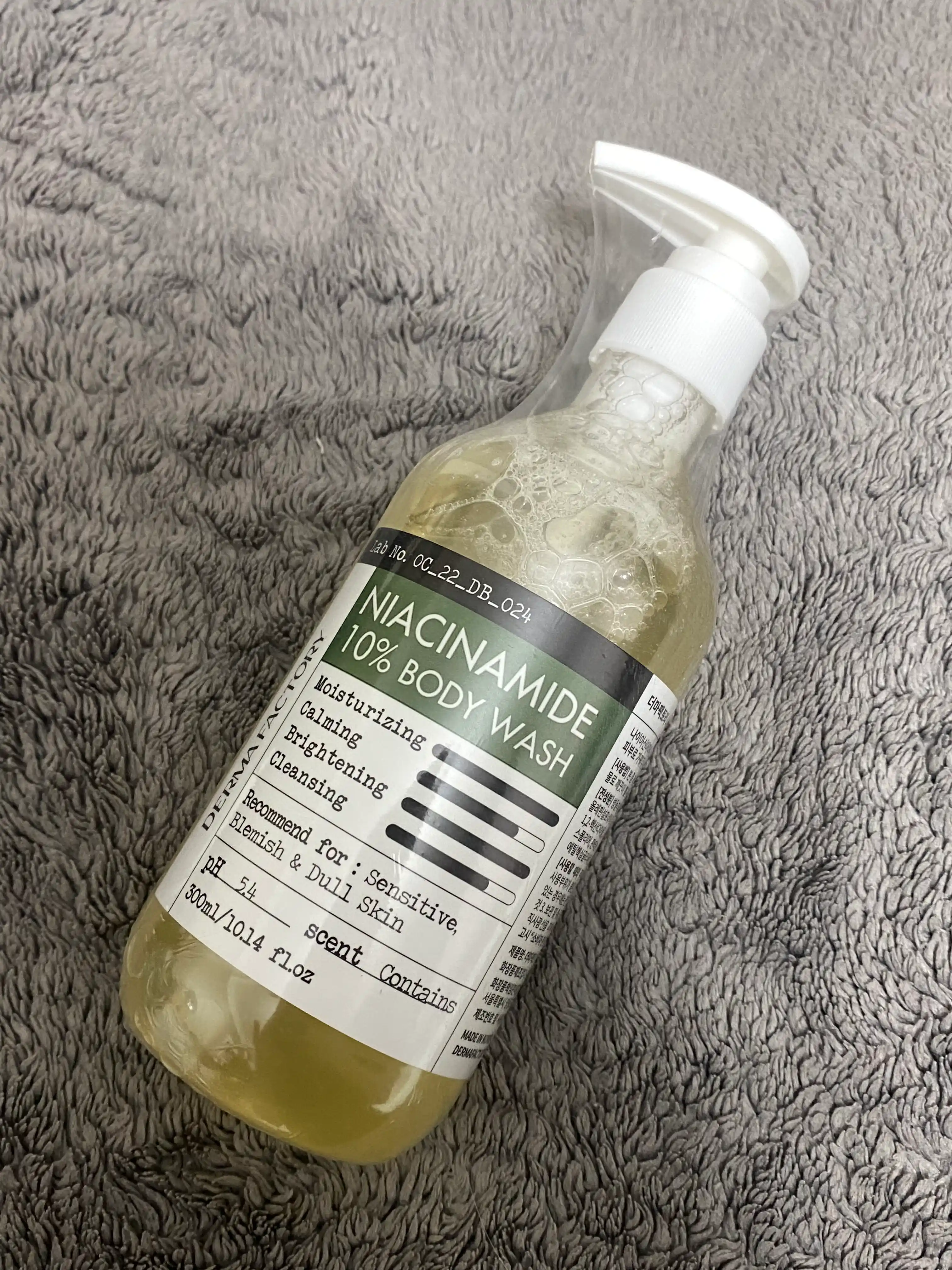 Успокаивающий гель для душа с ниацинамидом Derma Factory Niacinamide 10% Body Wash, 300 мл