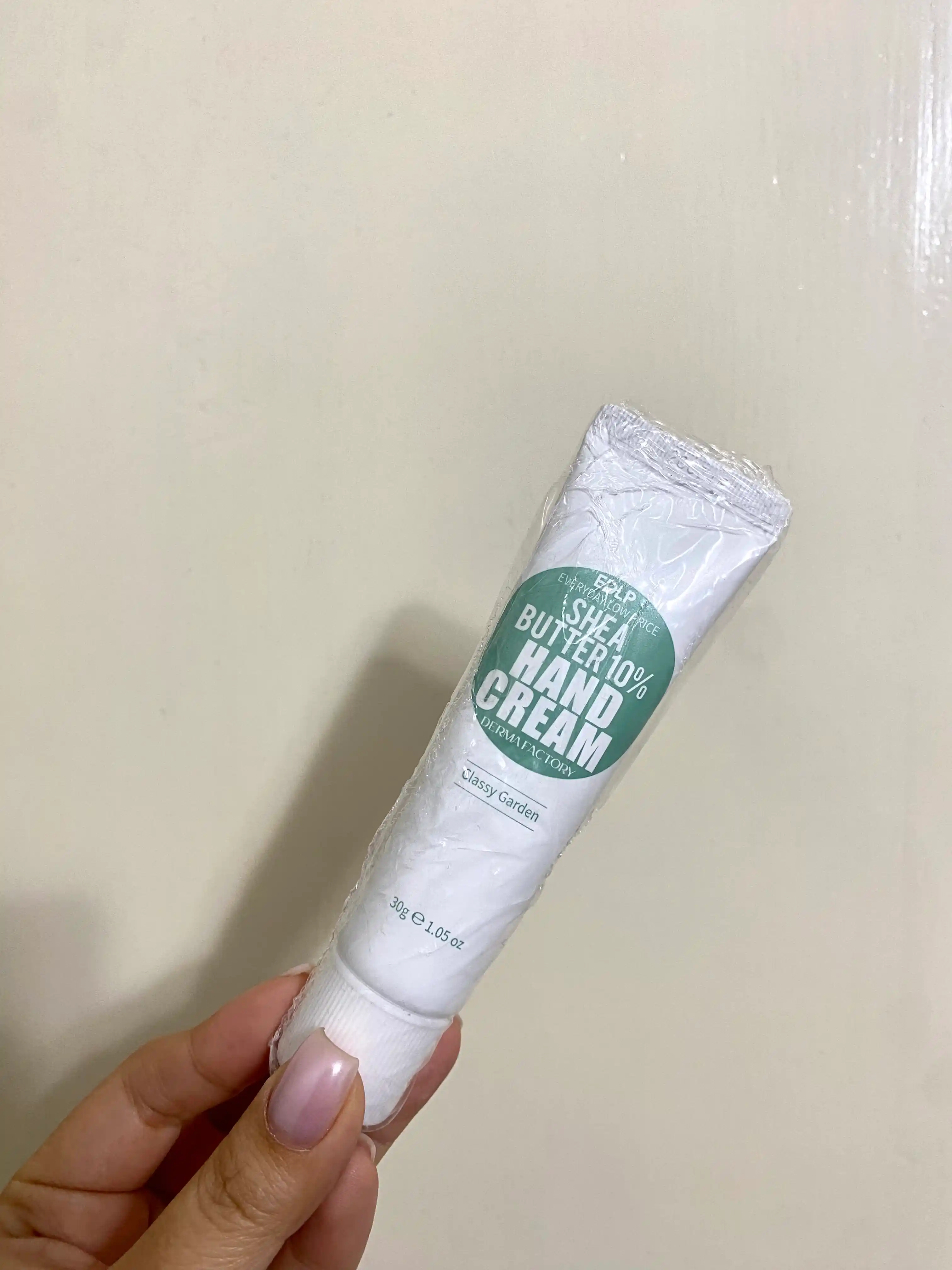 Увлажняющий крем для рук Derma Factory EDLP Shea Butter 10% Hand Cream Classy Garden, 30 г