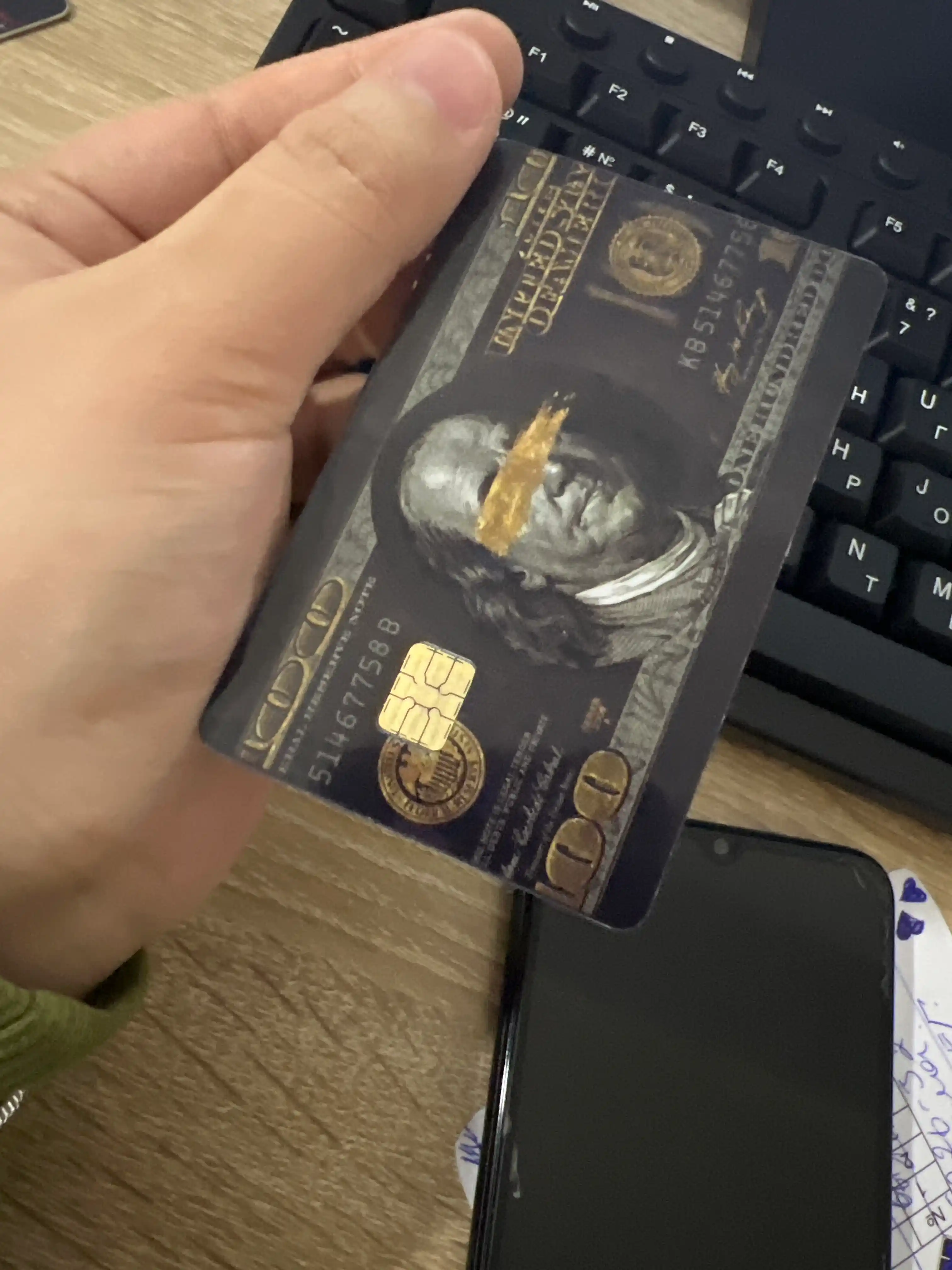 Bank kartasi va chipta stikerlari, pul, dollar