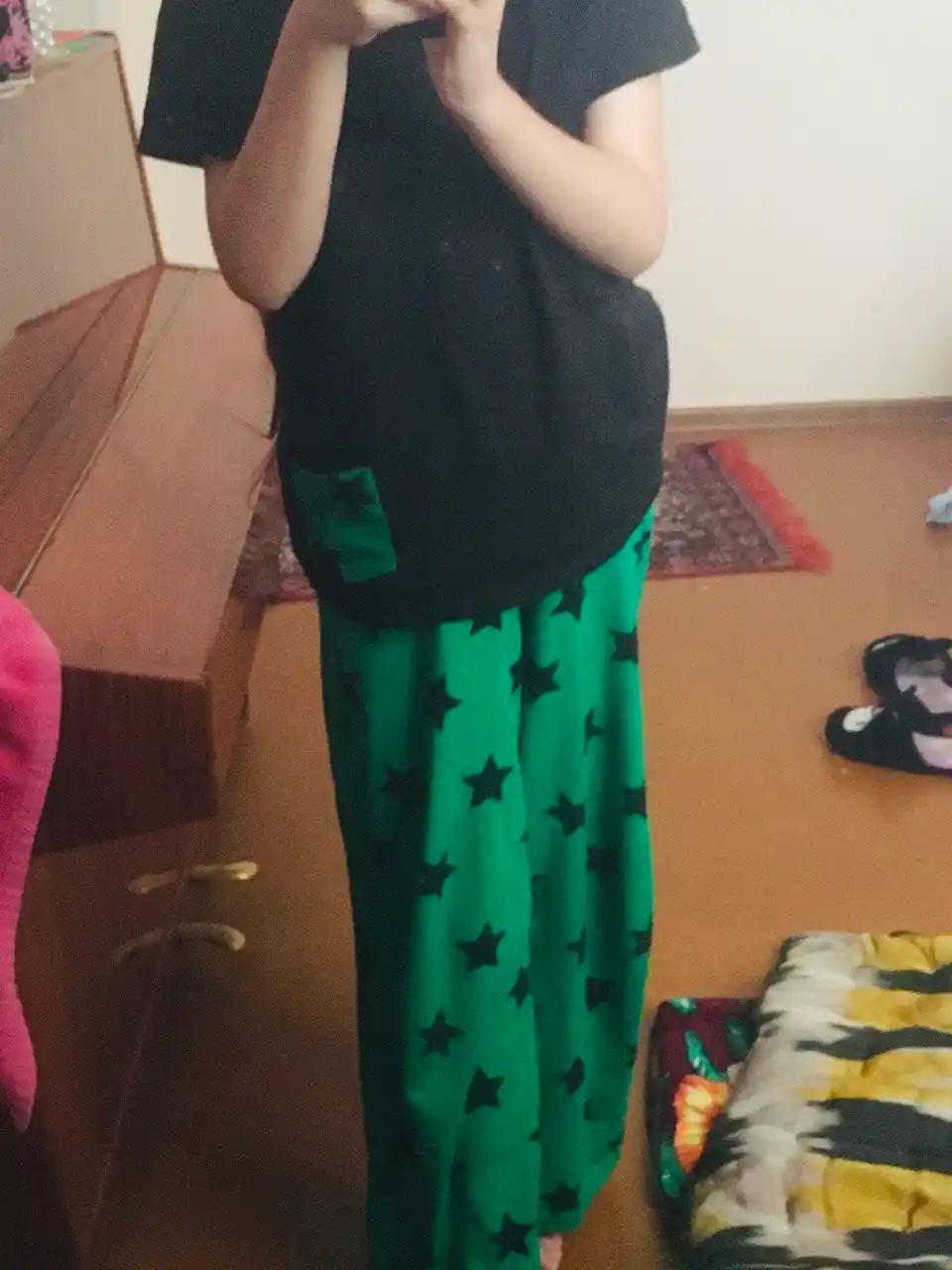 Qizlar va qizaloqlar uchun pijama, keng shim va futbolka