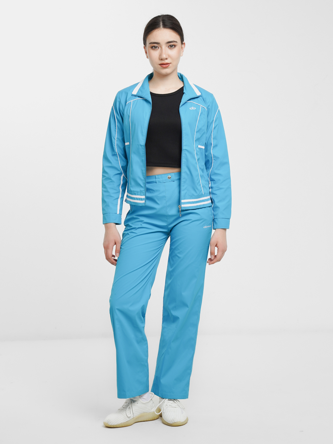 Bir qiz hojatxonada anusni onanizm qiladi