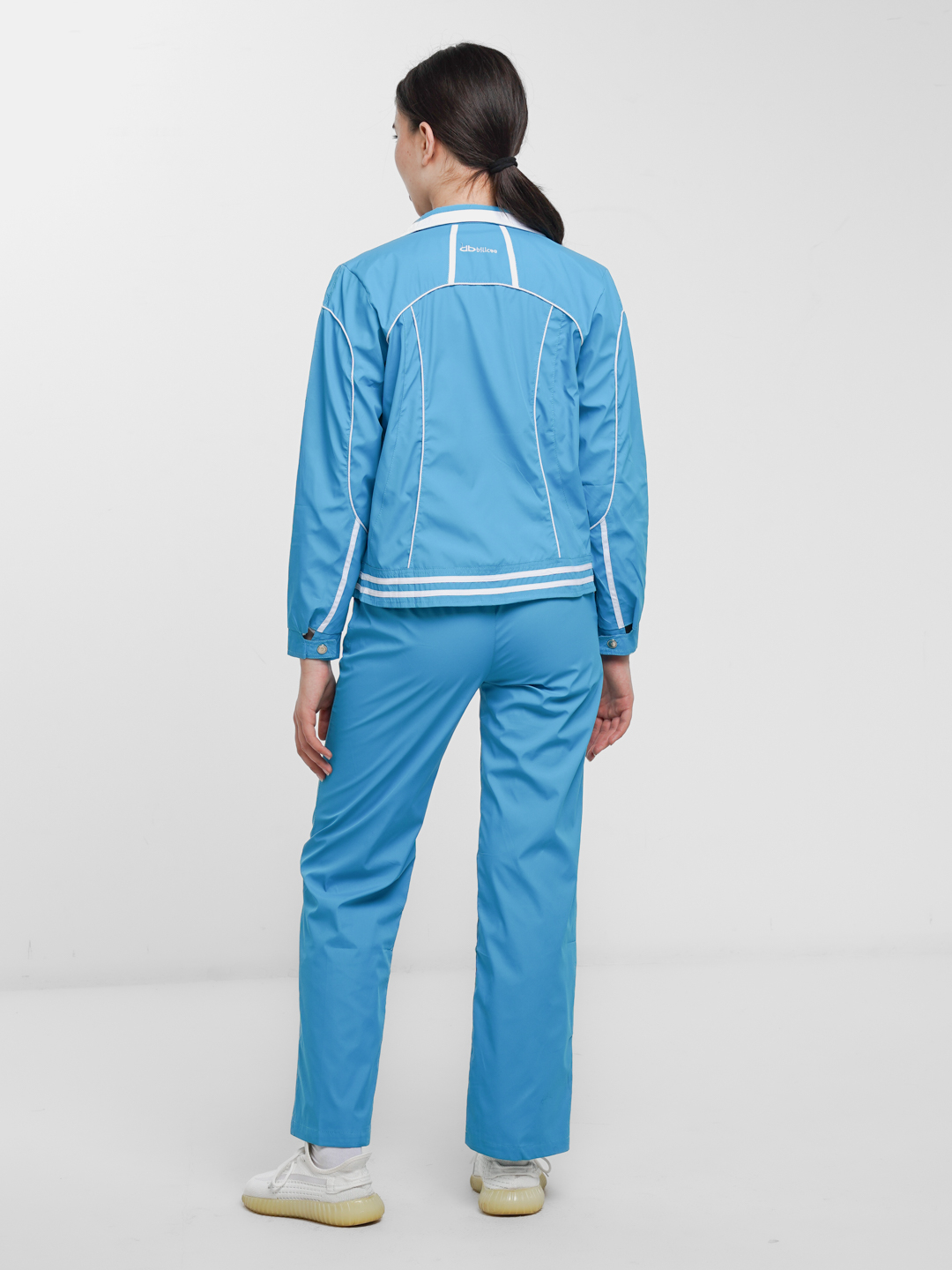 Azo sport kiyimidan tashqariga chiqadi