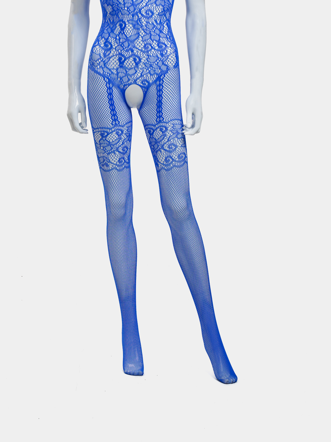 Zinapoyadagi qizlarning fotosurati, pastdan korish