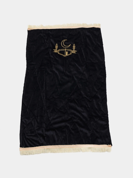Diniy to'plam ibodat uchun Ka'ba korinishda: kitob, joynamoz, tasbeh