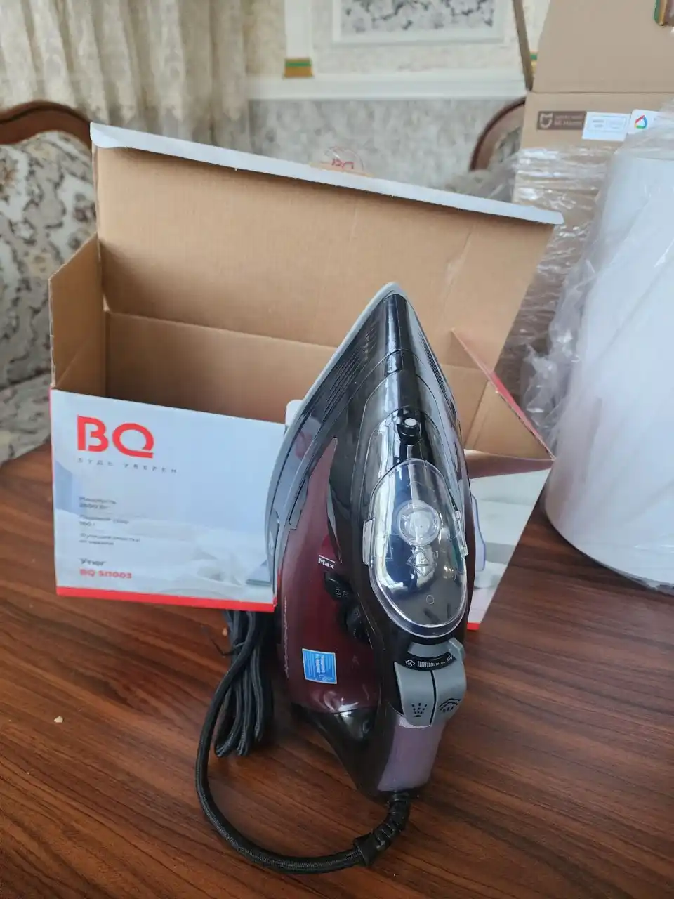 Утюг паровой для глажки BQ SI1003, мощность 2600 Вт, 0.36 л, вертикальное отпаривание