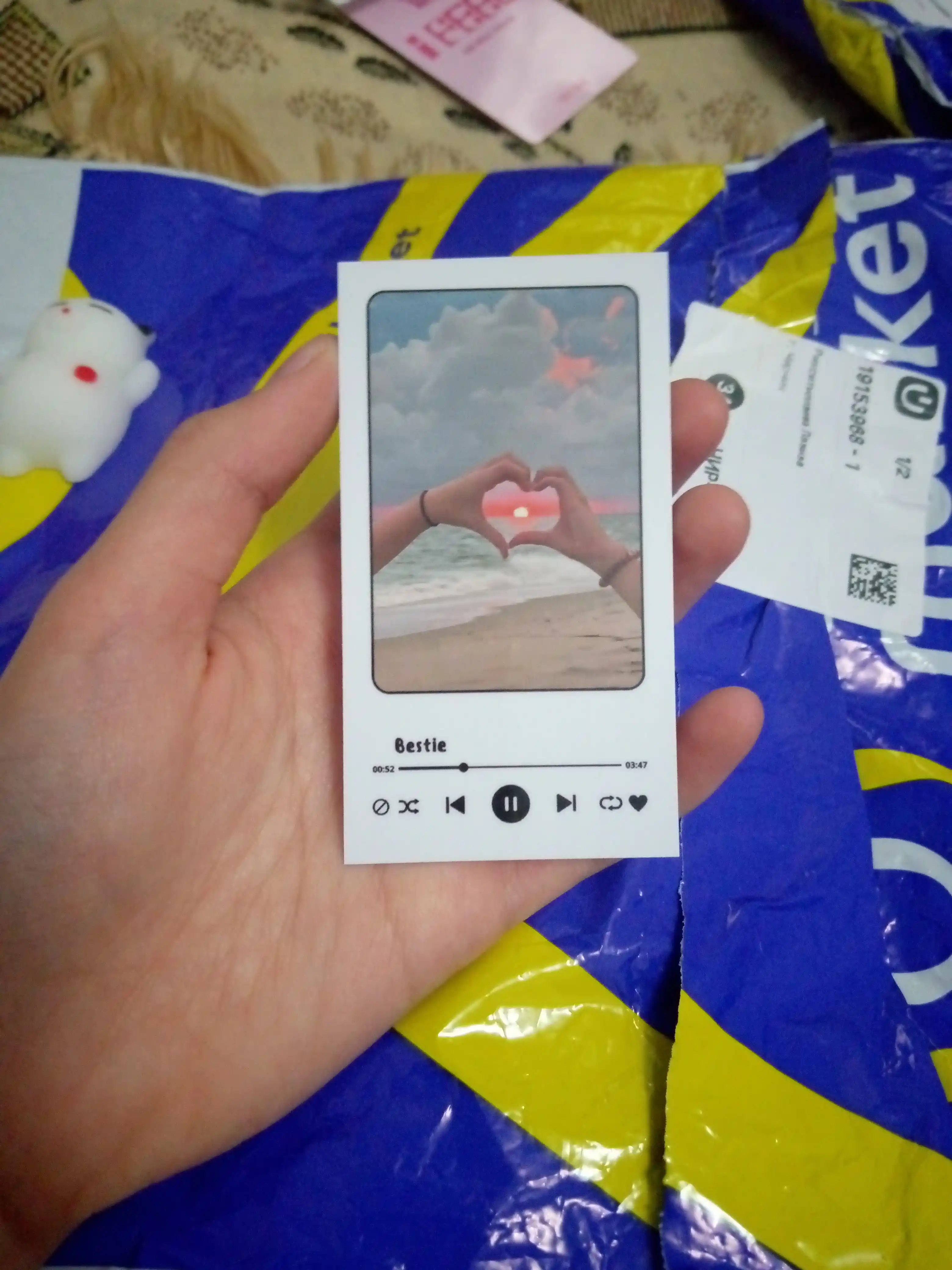 Do'stlar, dugonalar uchun kartalar, mini posterlar, telefoningiz uchun stikerlar