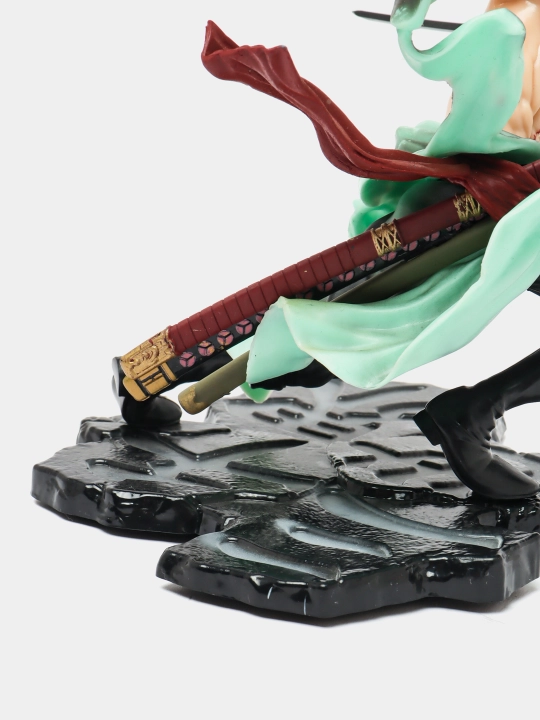 One piece animesidan Zorro figurkasi