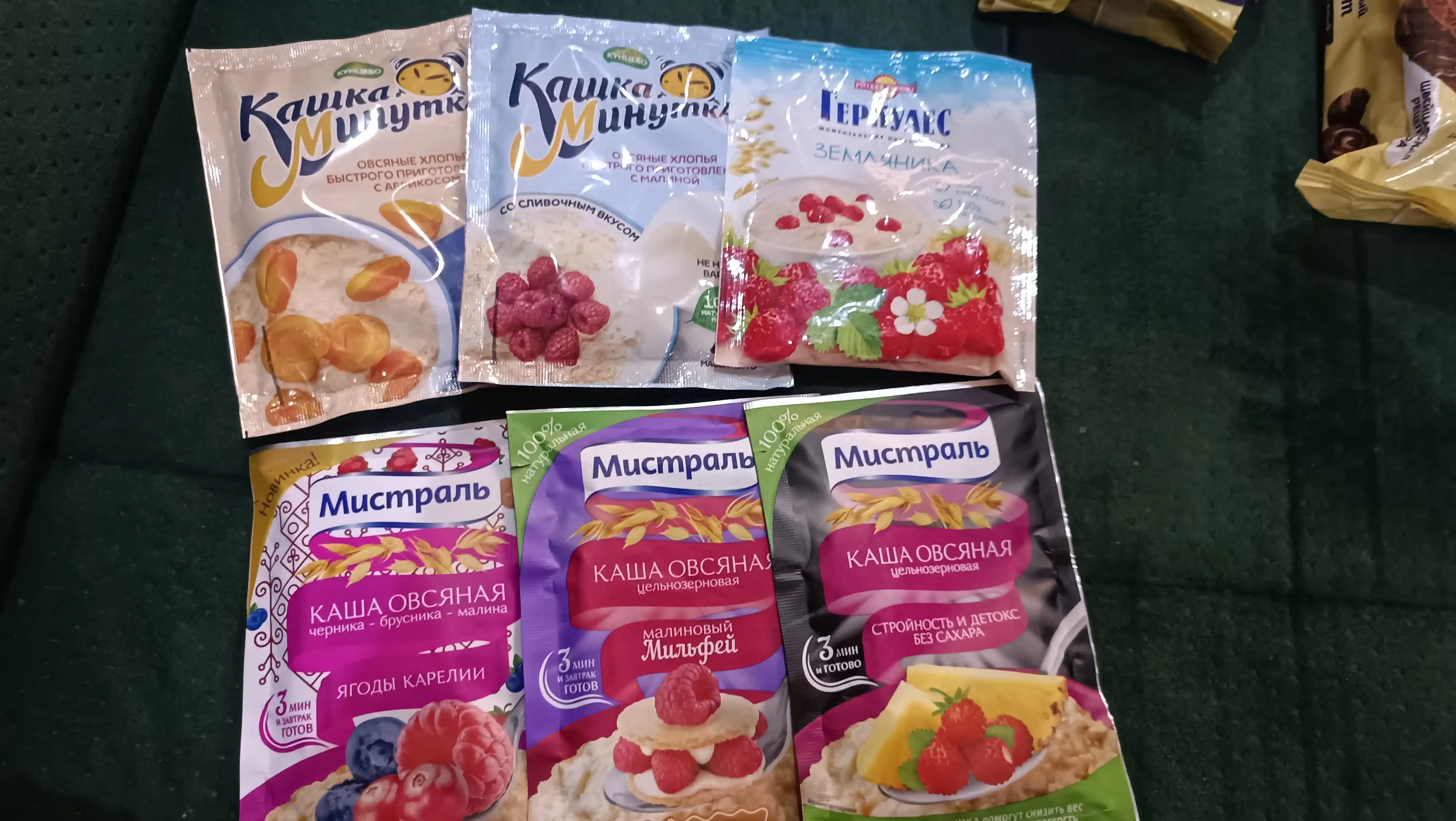 Tez tayyorlanadigan bo'tqa Kashka-Minutka, ovsyanka yormasi, malina va qaymoq, 43 g