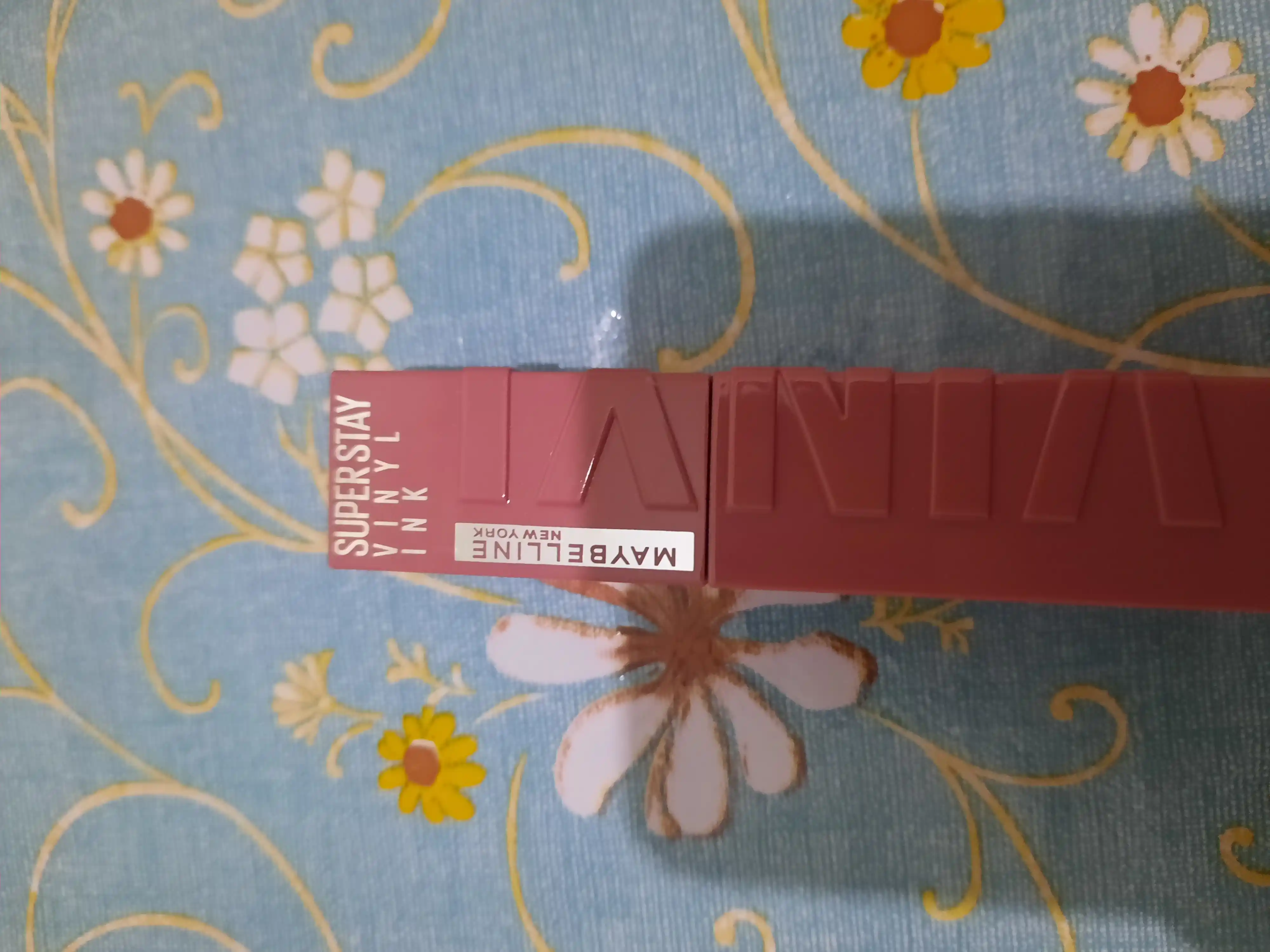 Lab uchun bo'yog' Maybelline New York Super Stay Vinyl Ink, ton 20