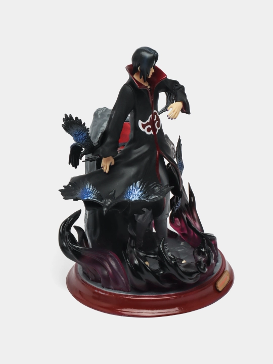Naruto animesidan Itachi figurkasi