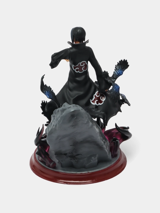 Naruto animesidan Itachi figurkasi