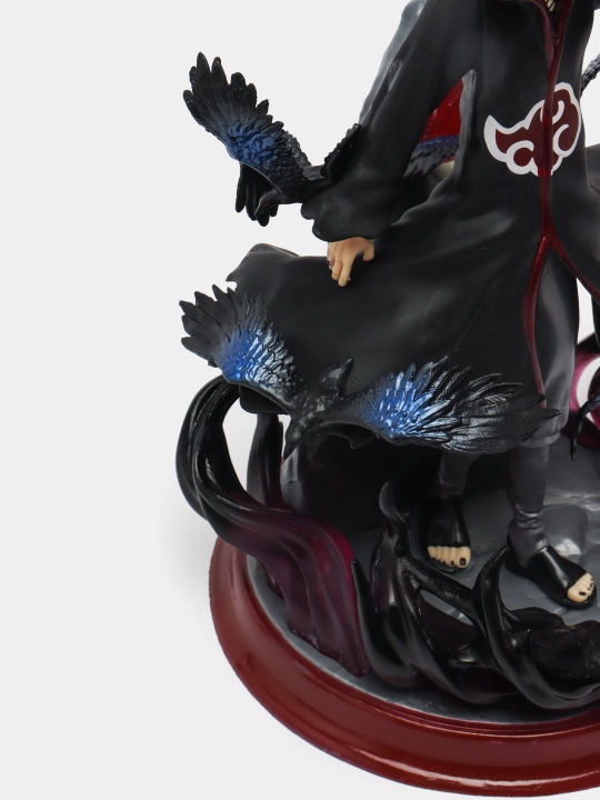 Naruto animesidan Itachi figurkasi
