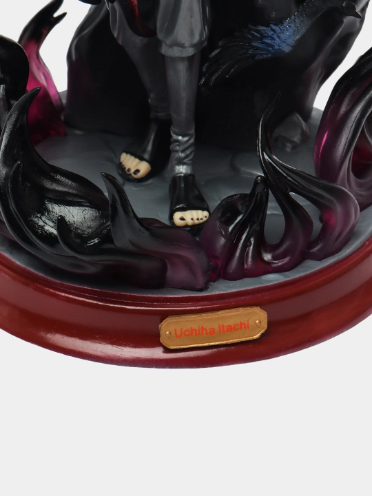 Naruto animesidan Itachi figurkasi