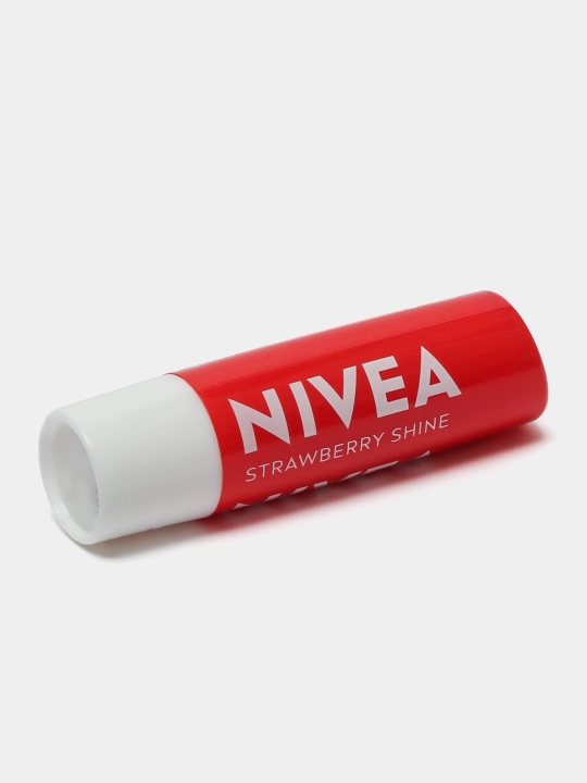 NIVEA lablar uchun balzam, qulupnay porlashi, 4.8 gr