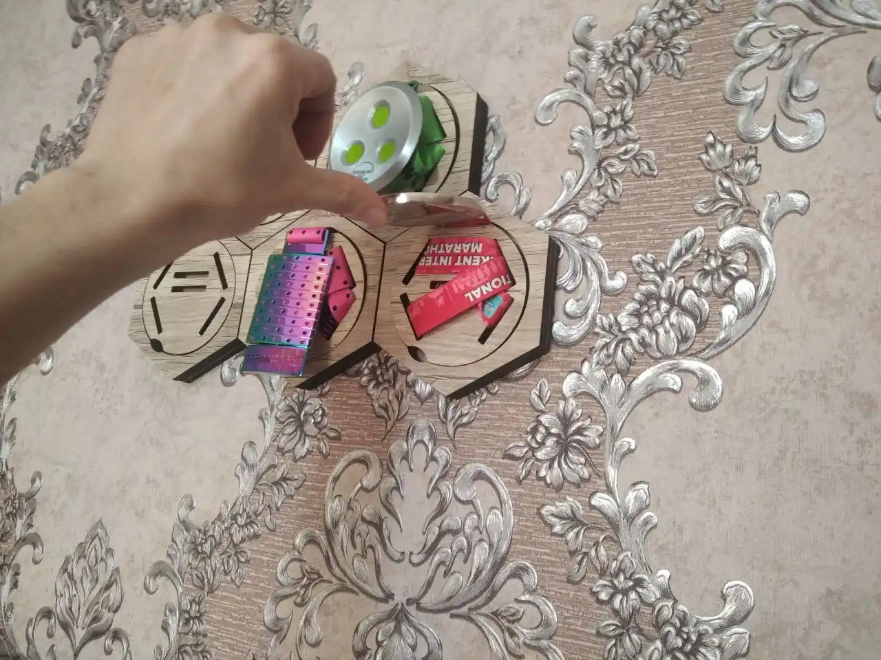 Medallar uchun ko'plab chuqurchalar medali egasi, olti burchakli shakl