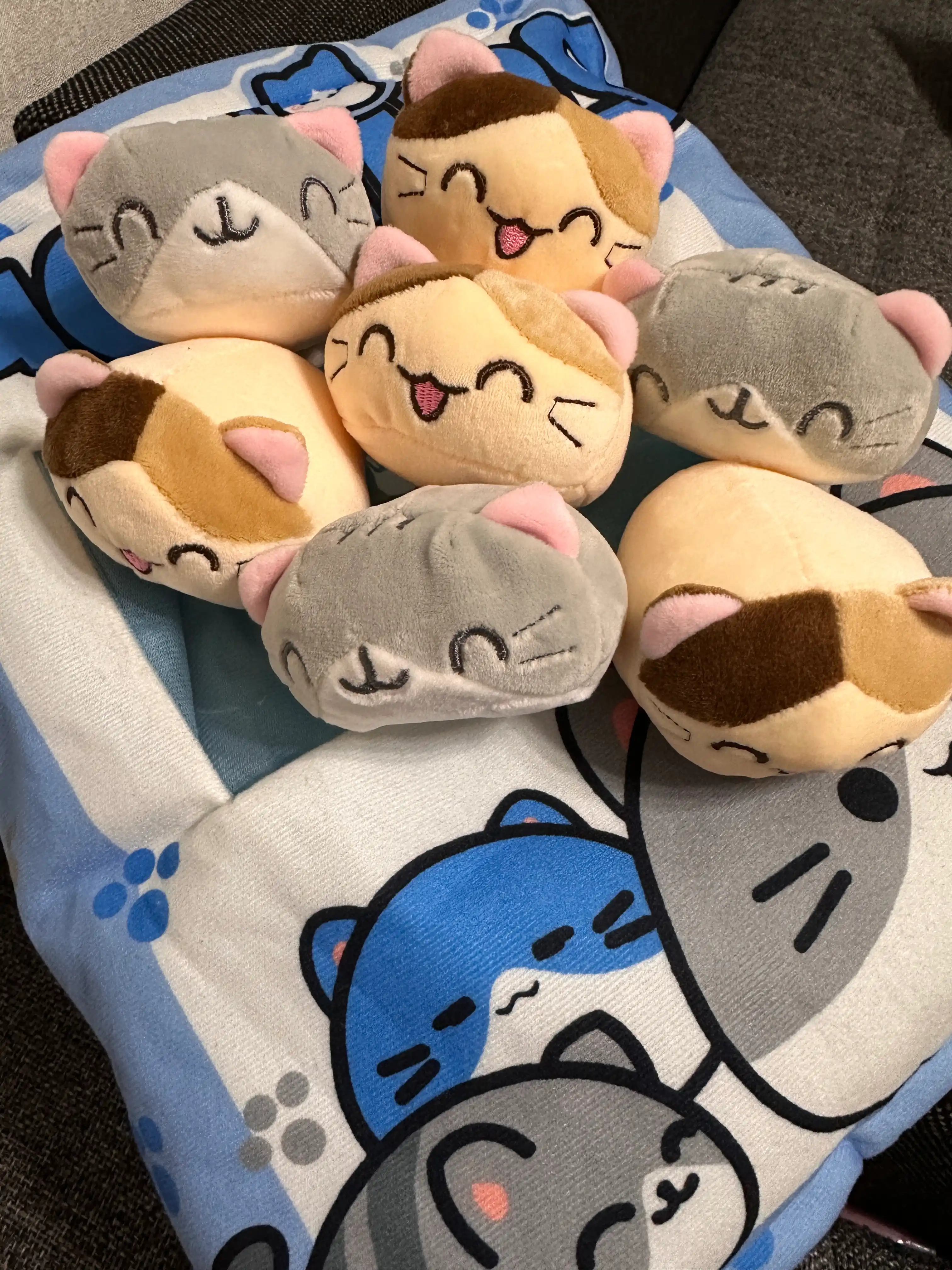 Мягкая игрушка подушка, с вынимаемыми мини-игрушками внутри