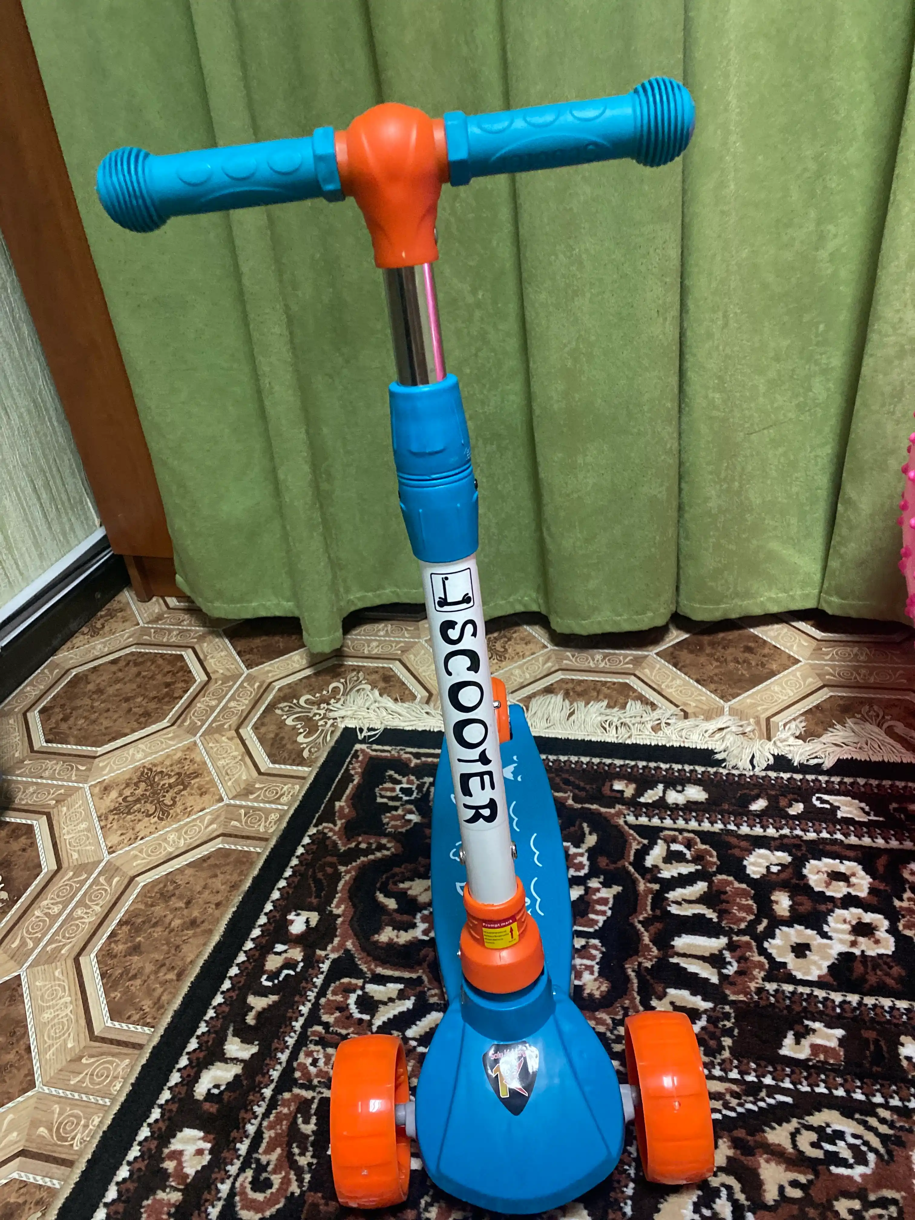 Yig'ma samokat, yoritgich va musiqiy hamrohlik bilan, bolalar uchun