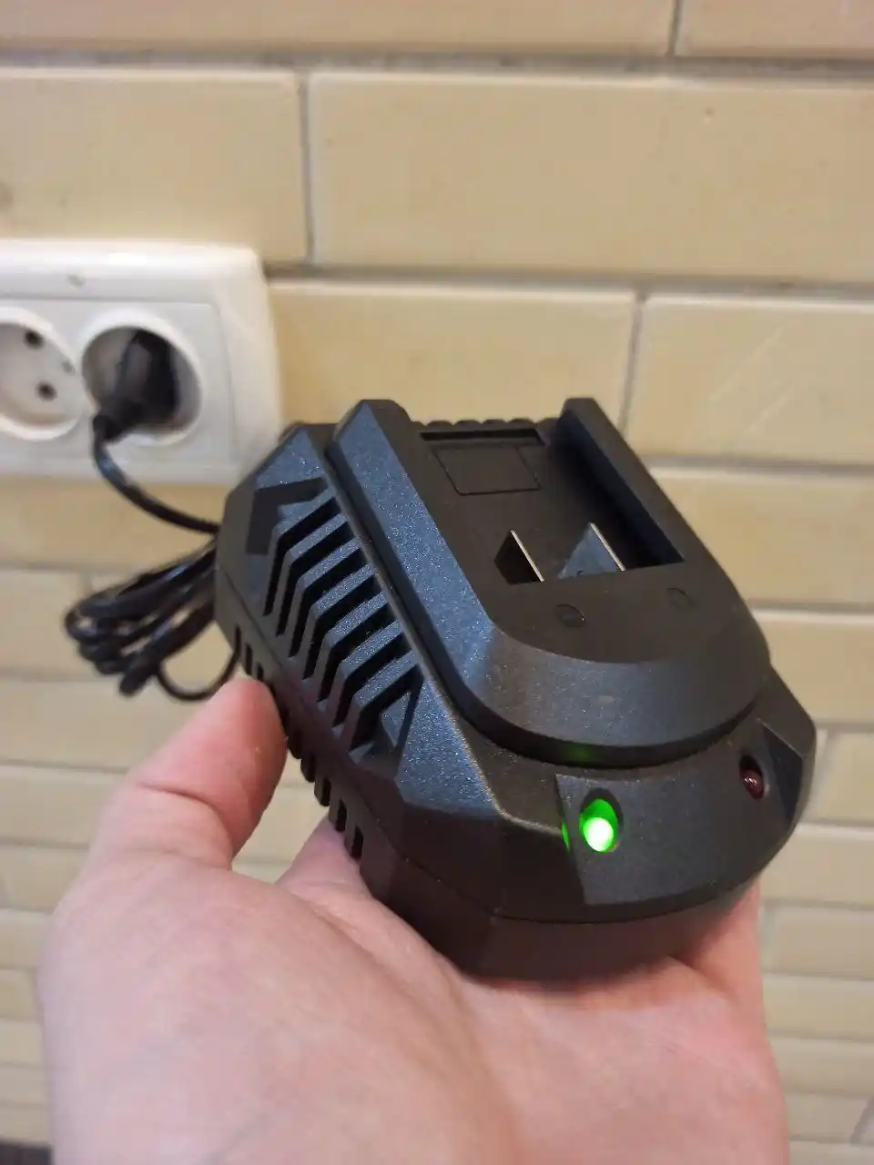 Зарядное устройство для аккумулятора 2.0A - 2,4А WOKIN