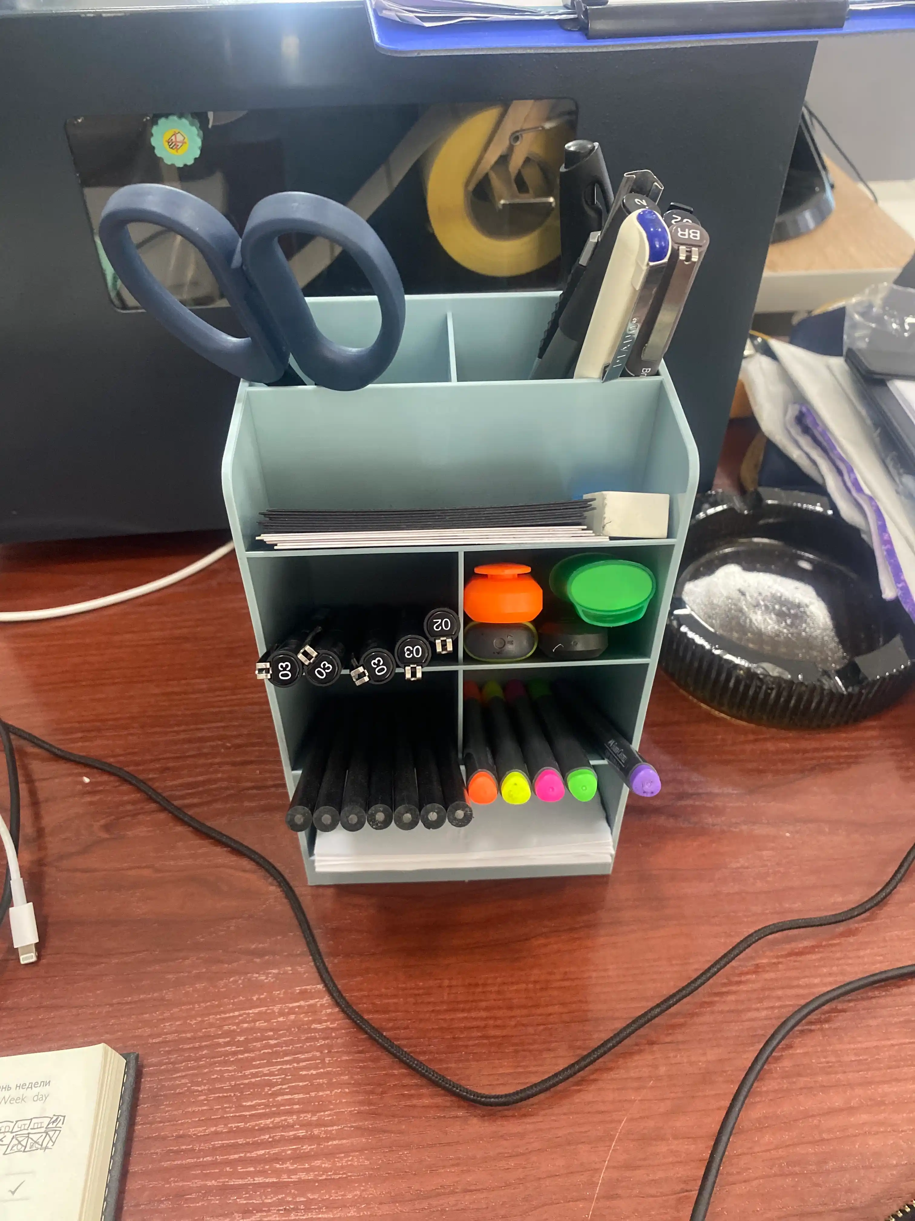 Ruchkalar, qalamlar va o'quv qurollari uchun stendli organayzer, Deli Pen Holder 8939