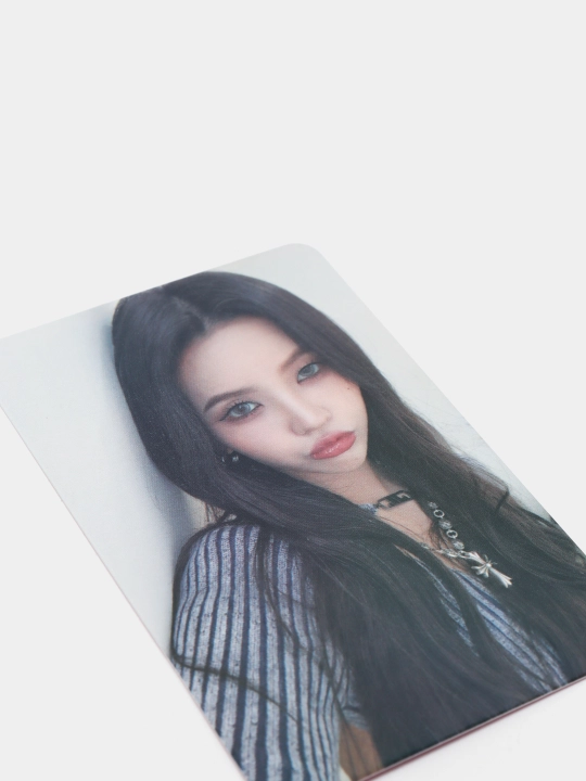Глиттерние фотокарты с участницей группы G(IDLE) Соён