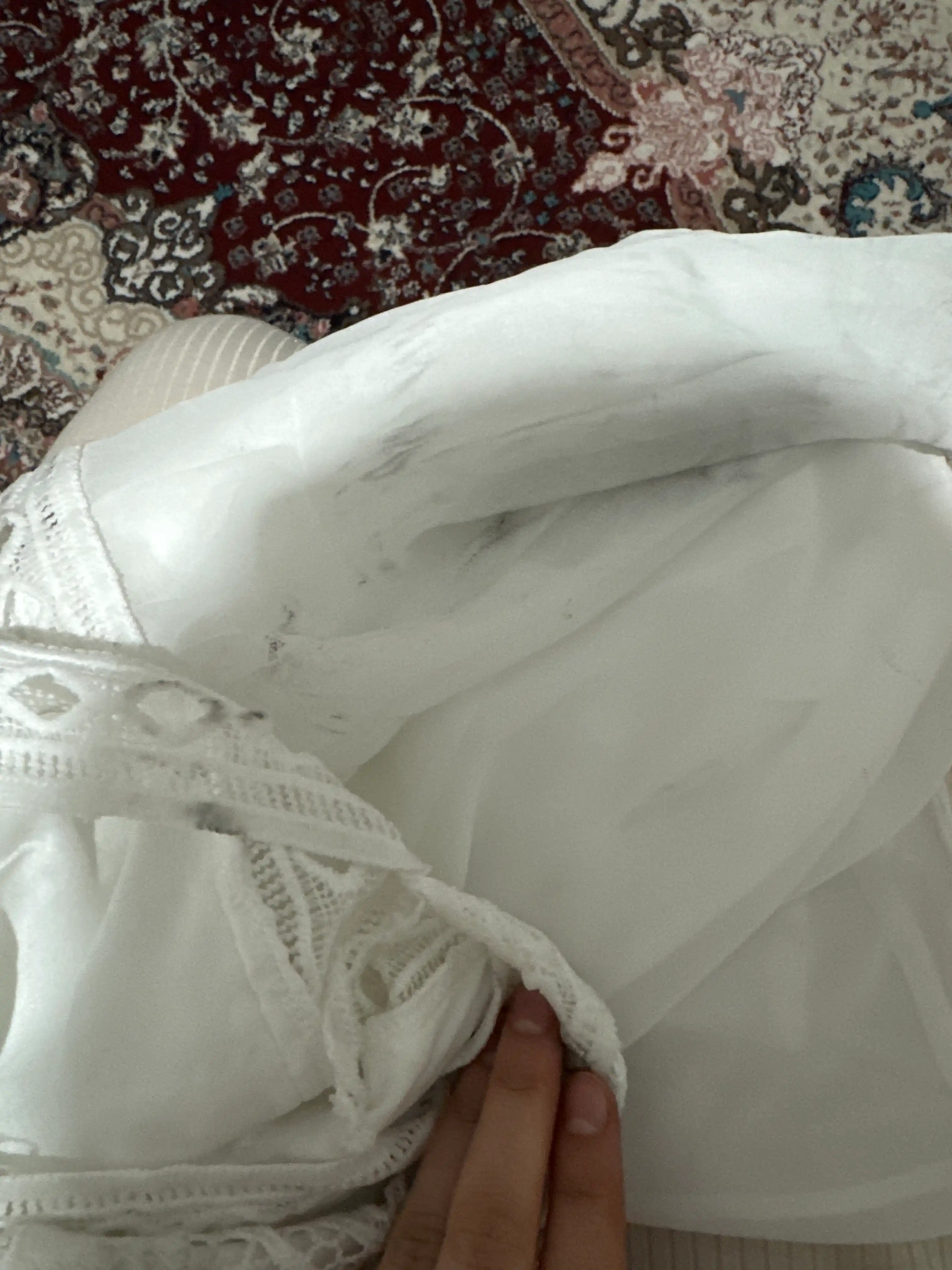 Ayollar uchun to'rli ko'ylagi V haklda kesilgan