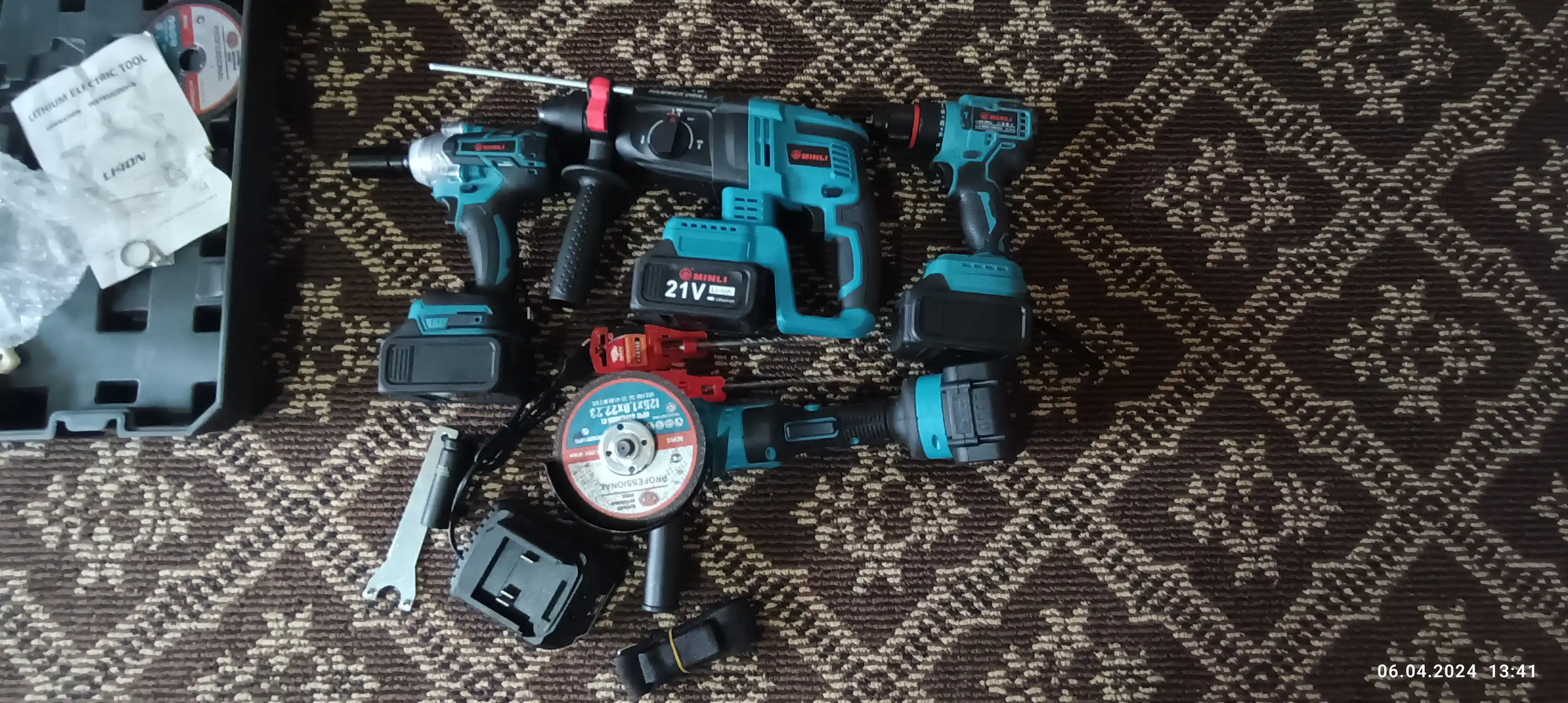 Akkumulyatorli to'plam, 4 tasi 1 da, perforator, shurupburagich, gaykaburagich, bolgarka