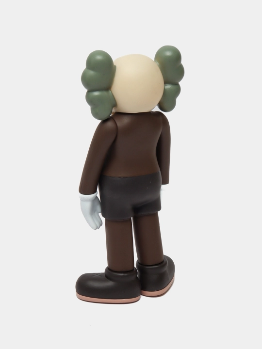 Sovg‘a qutisi bilan Kaws besh yillik haykalchasi, interyer dizayni uchun, bearbrik qavs