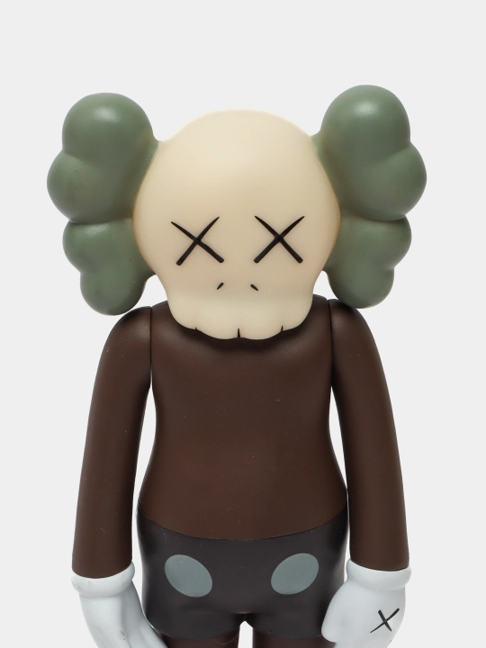Sovg‘a qutisi bilan Kaws besh yillik haykalchasi, interyer dizayni uchun, bearbrik qavs