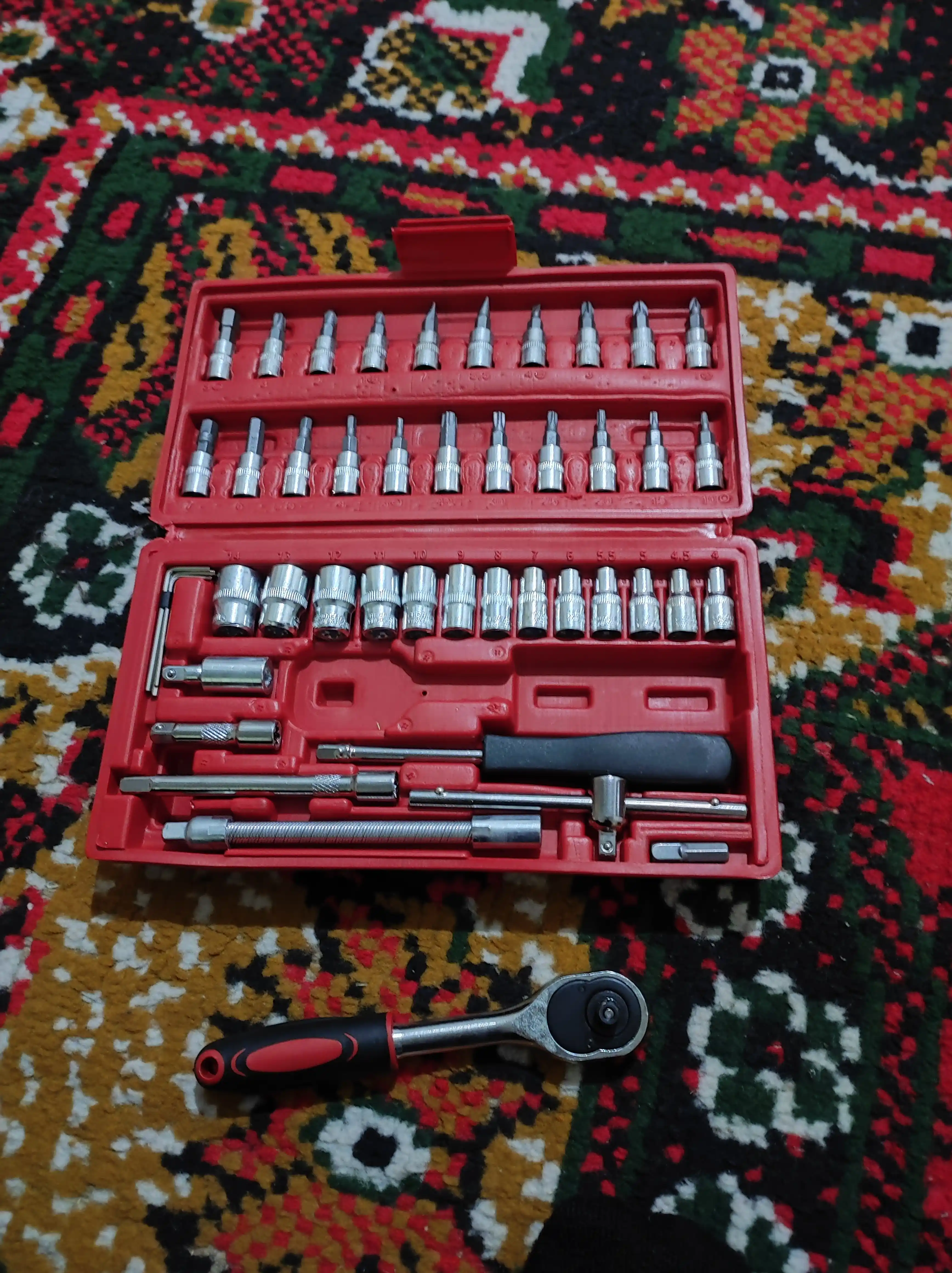 Kalit bosh bitlari to'plami, treshotka bilan, avtomobil va uy uchun asboblar, 46 ta element