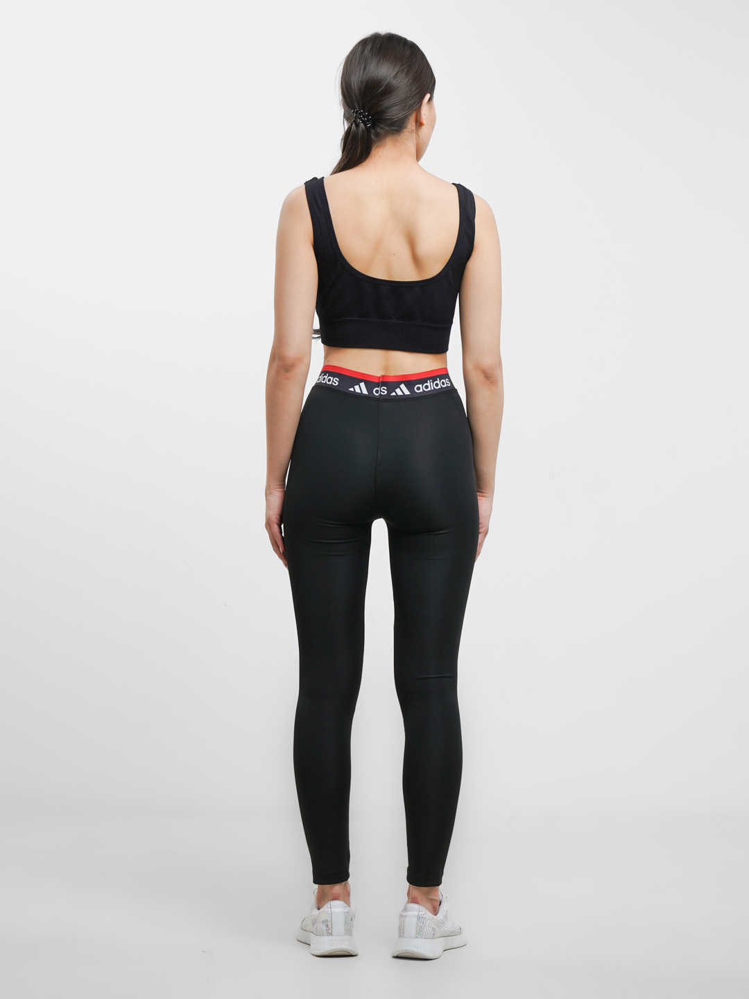 Oqim suv ostida vannada onanizm surati