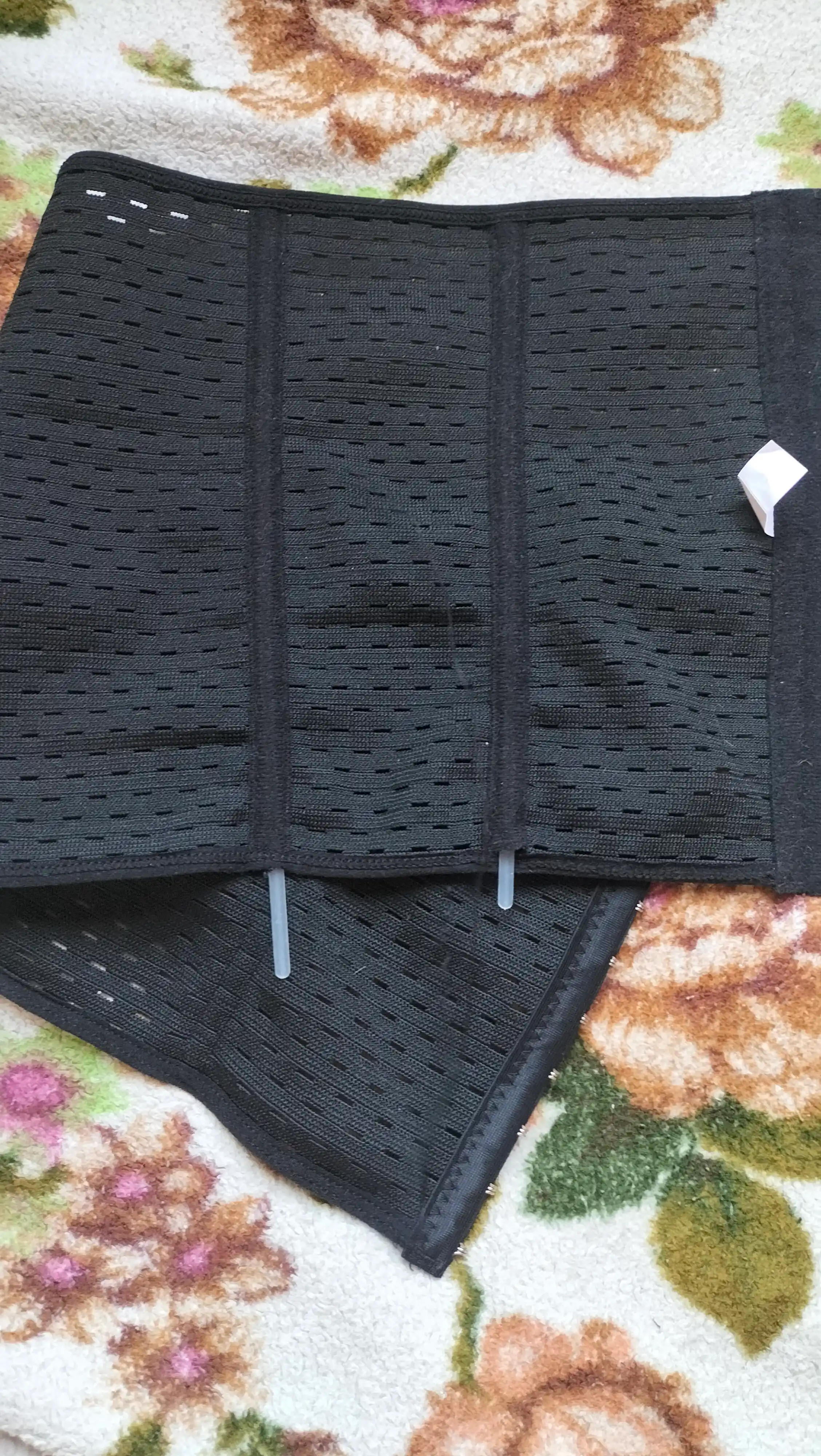Ayollar uchun ilgaklar bilan ingichka korset kamari