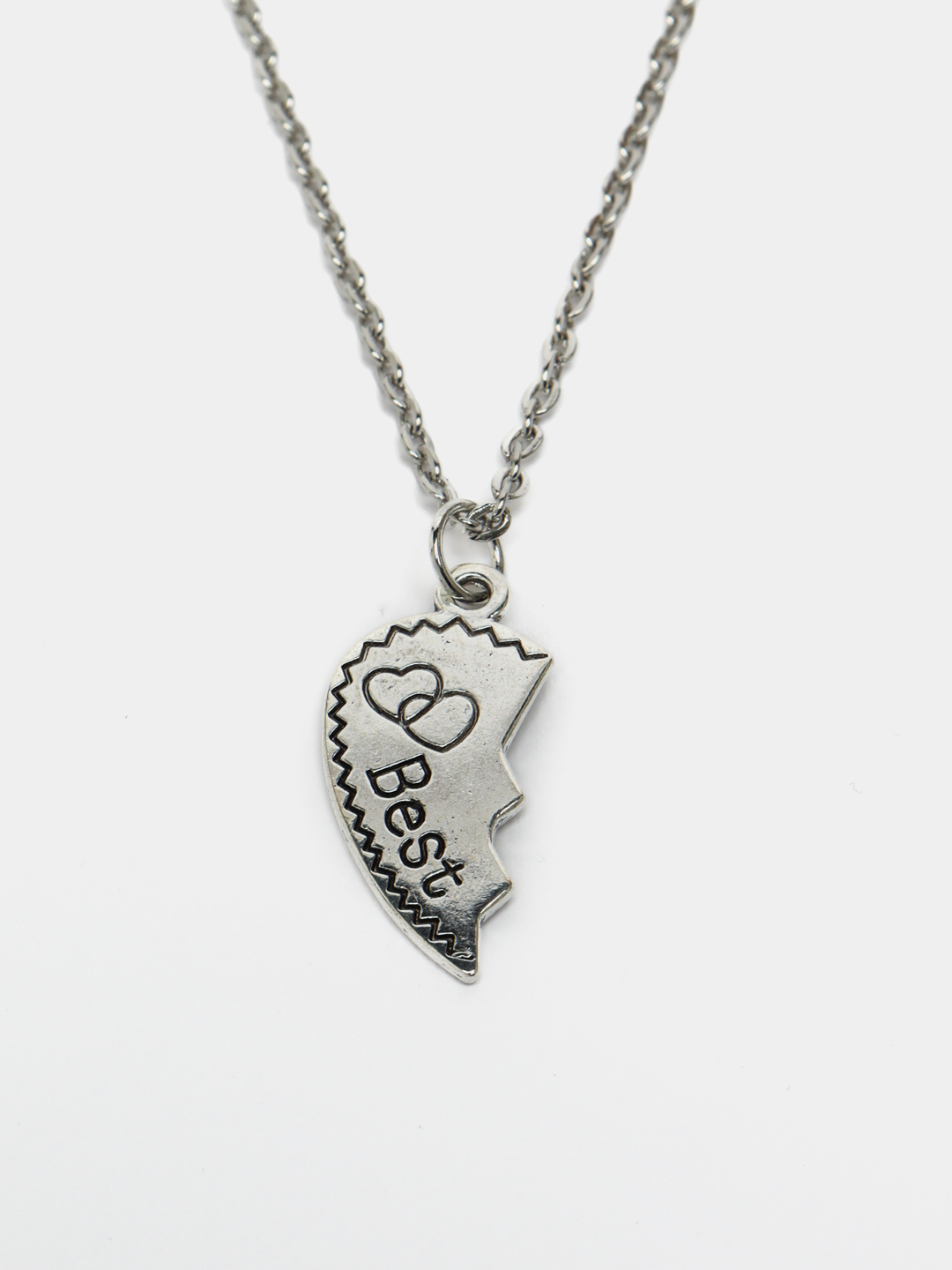 Yuliyaning katta kokraklari bor