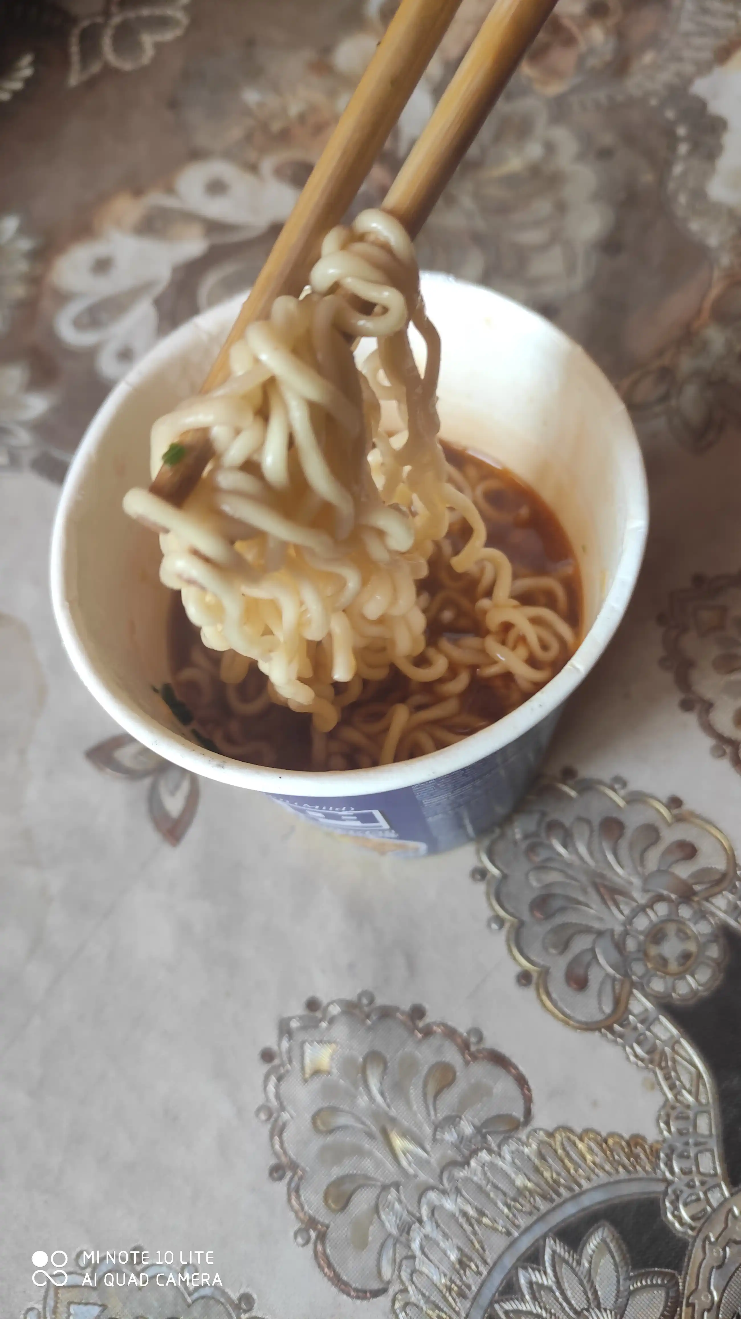 Jin Ramen Cup Mild stakanidagi tez tayyorlanadigan noodle, achchiq ta'mi, 65 g
