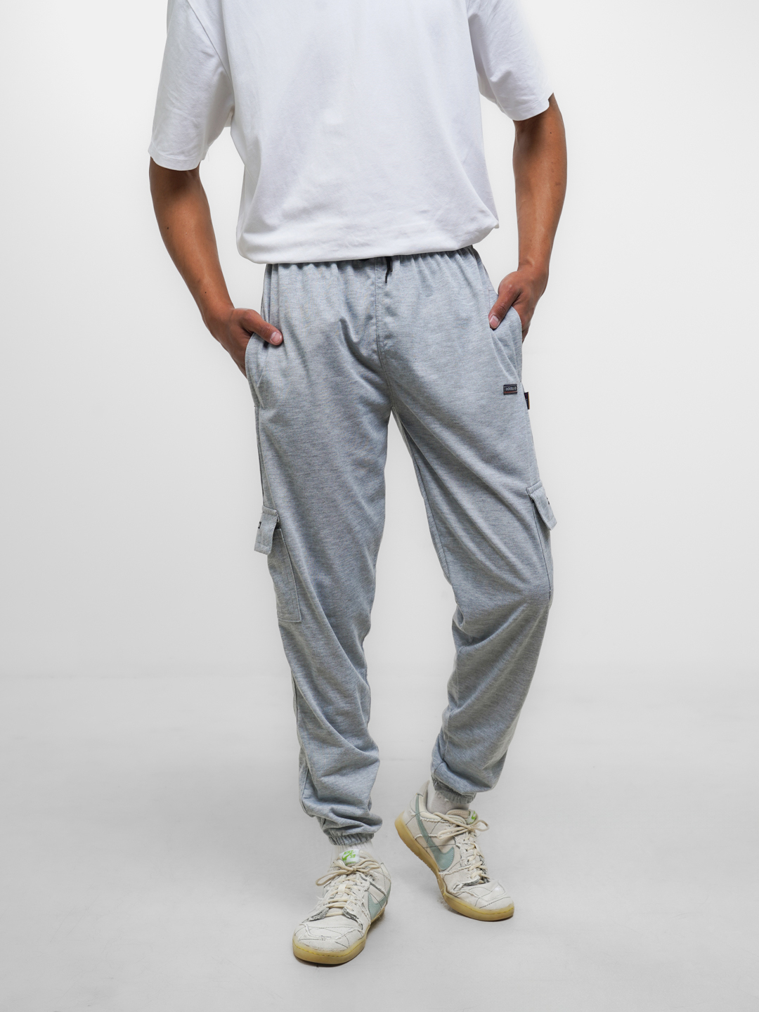 Ular uni sikishyapti, lekin u boshqa narsa bilan band. Onlayn tomosha qiling.