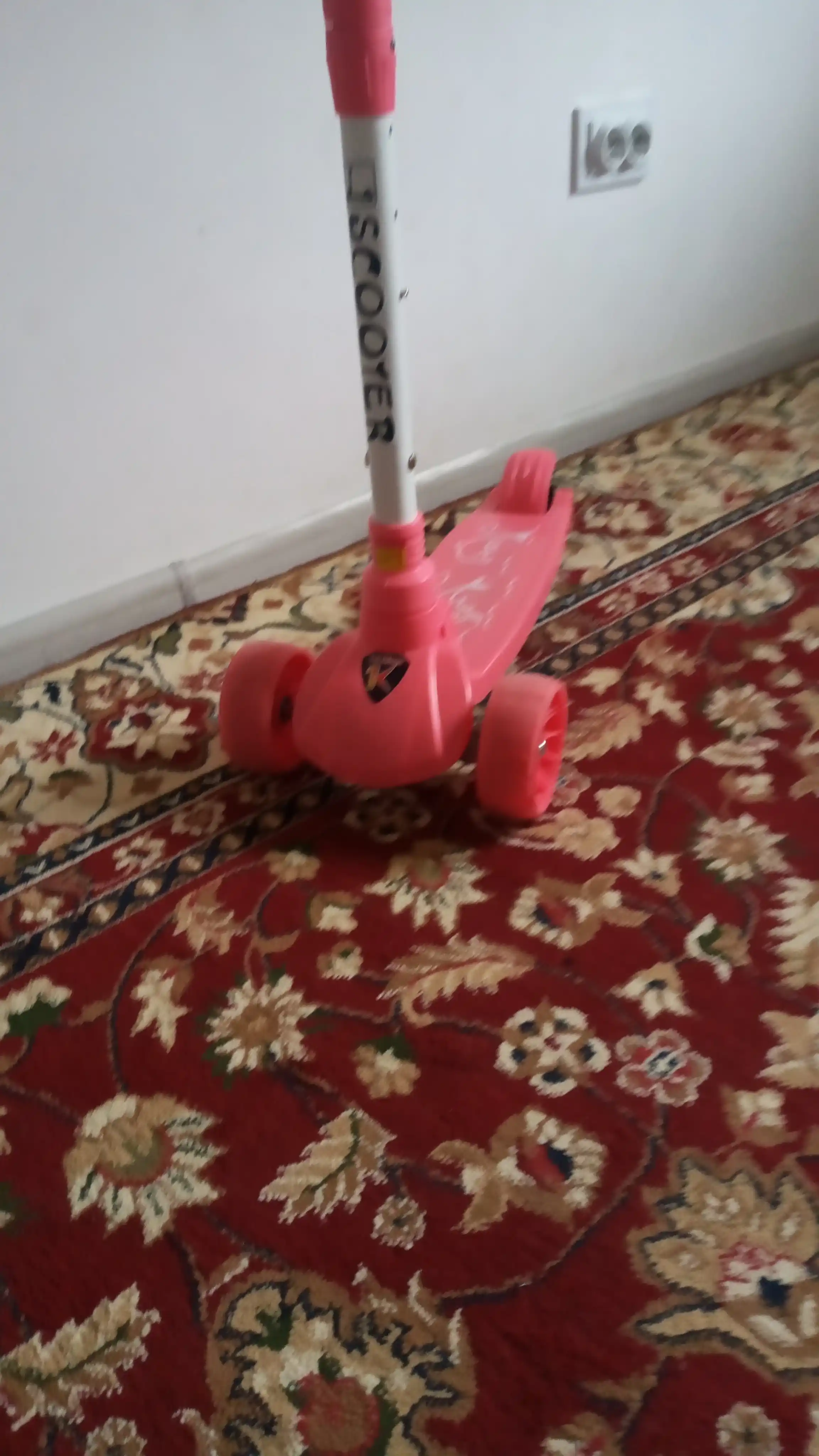 Yig'ma samokat, yoritgich va musiqiy hamrohlik bilan, bolalar uchun
