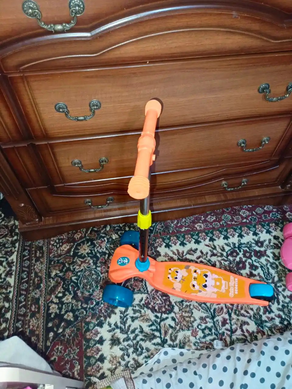 Yig'ma samokat, yoritgich va musiqiy hamrohlik bilan, bolalar uchun