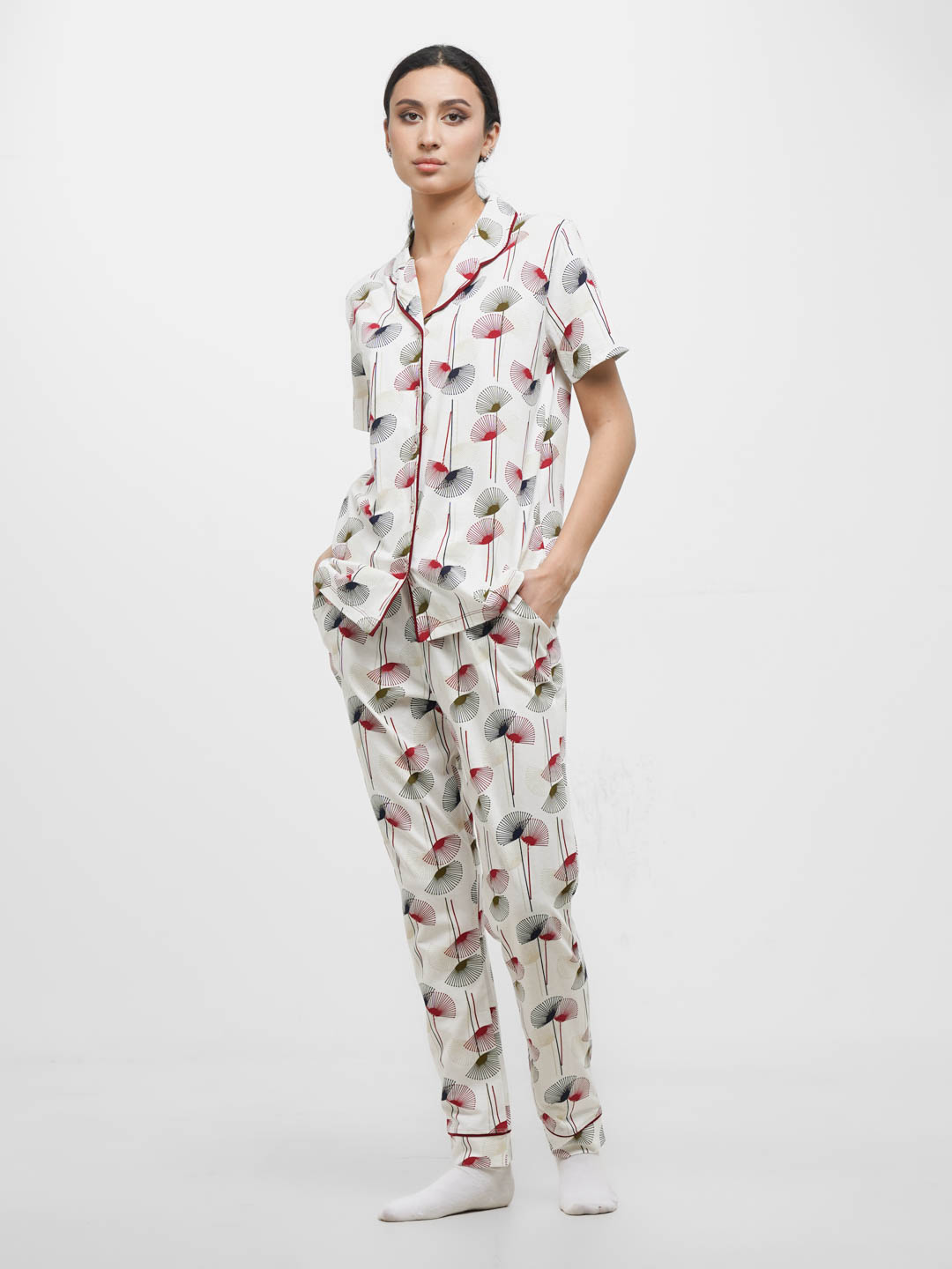 Pijama ayollar uchun, oq gulli dizaynda - 