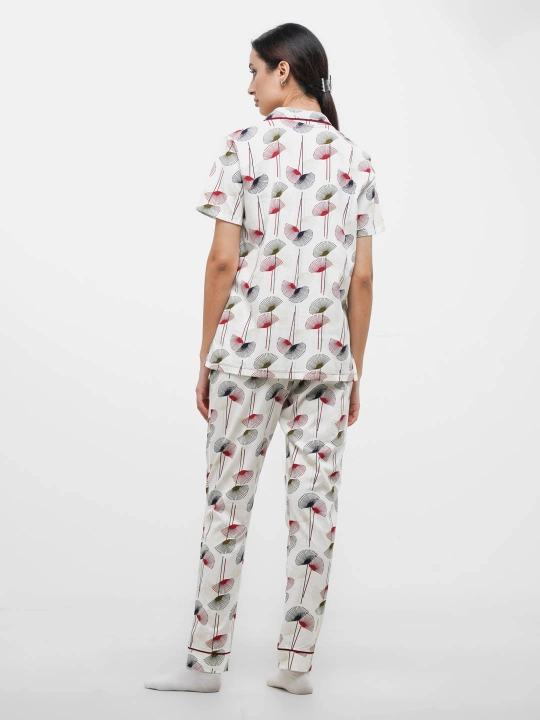 Pijama ayollar uchun, oq gulli dizaynda