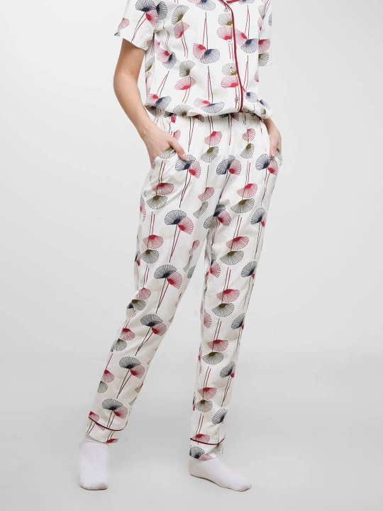 Pijama ayollar uchun, oq gulli dizaynda