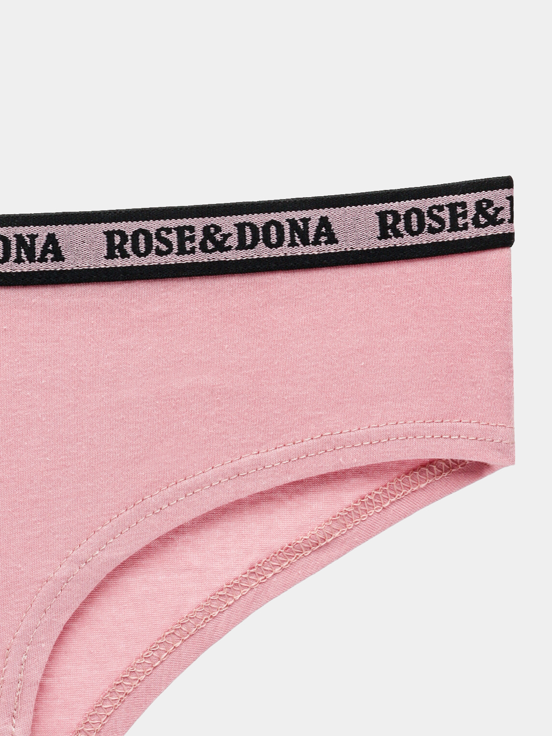 Turgan holda mushukchani yalayotgan fotosurat