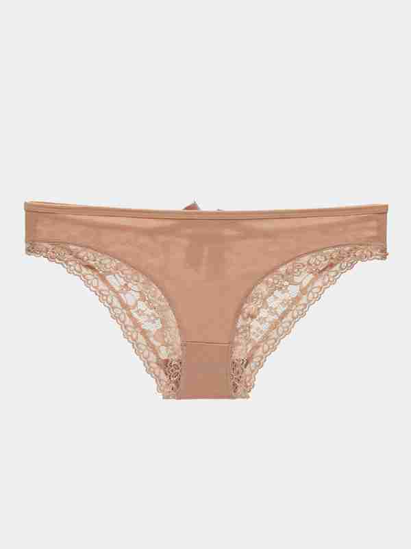 Busty bronzlangan ayol barcha teshiklarida becerdin oladi