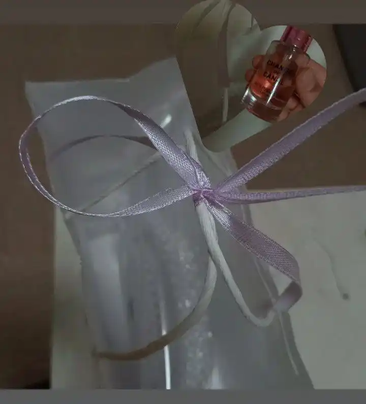 Sovg'a sumkasi, sovg'a paketi, tutqichli qog'oz bilan