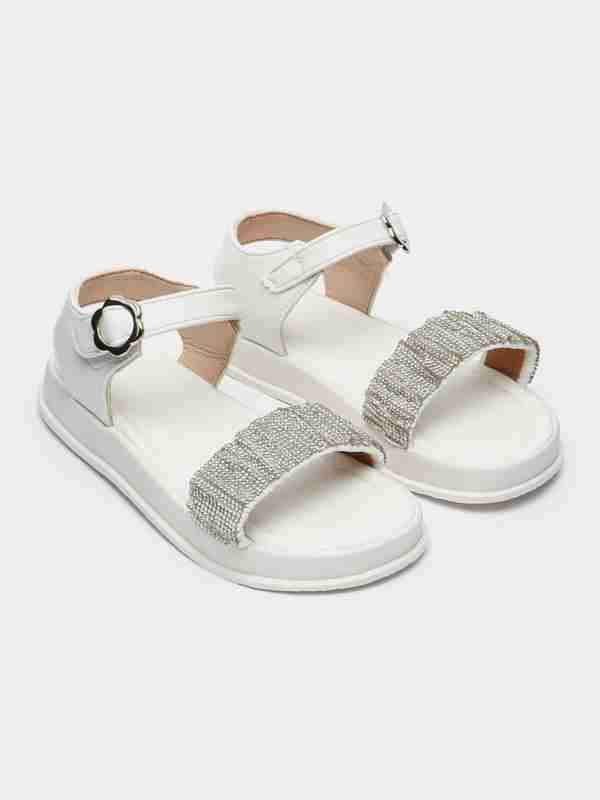 Oyoqlarini yoygan qizning fotosurati