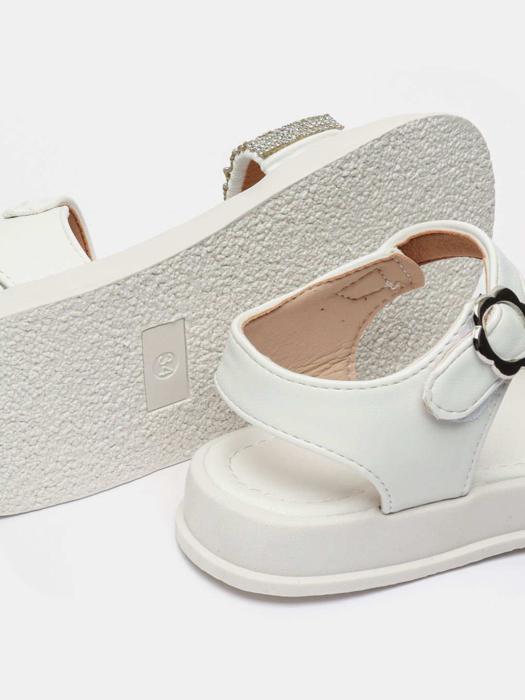 Qiz oyoqlari iflos odamning ogziga siyyapti.