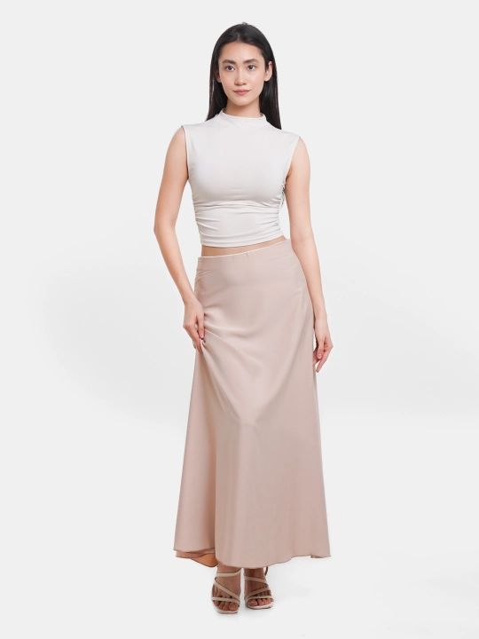 Yubka kamar bilan zamonaviy ko'rinish uchun yuqori belli oqlangan atlas maxi A-line yubka