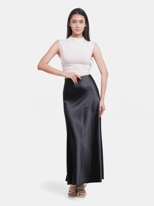 Yubka kamar bilan zamonaviy ko'rinish uchun yuqori belli oqlangan atlas maxi A-line yubka