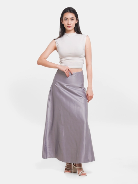 Yubka kamar bilan zamonaviy ko'rinish uchun yuqori belli oqlangan atlas maxi A-line yubka