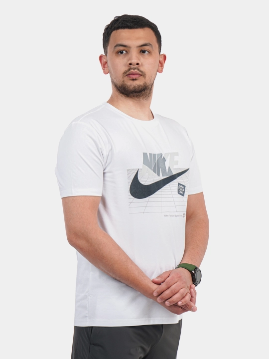 Qisqa yengli sport futbolkasi
