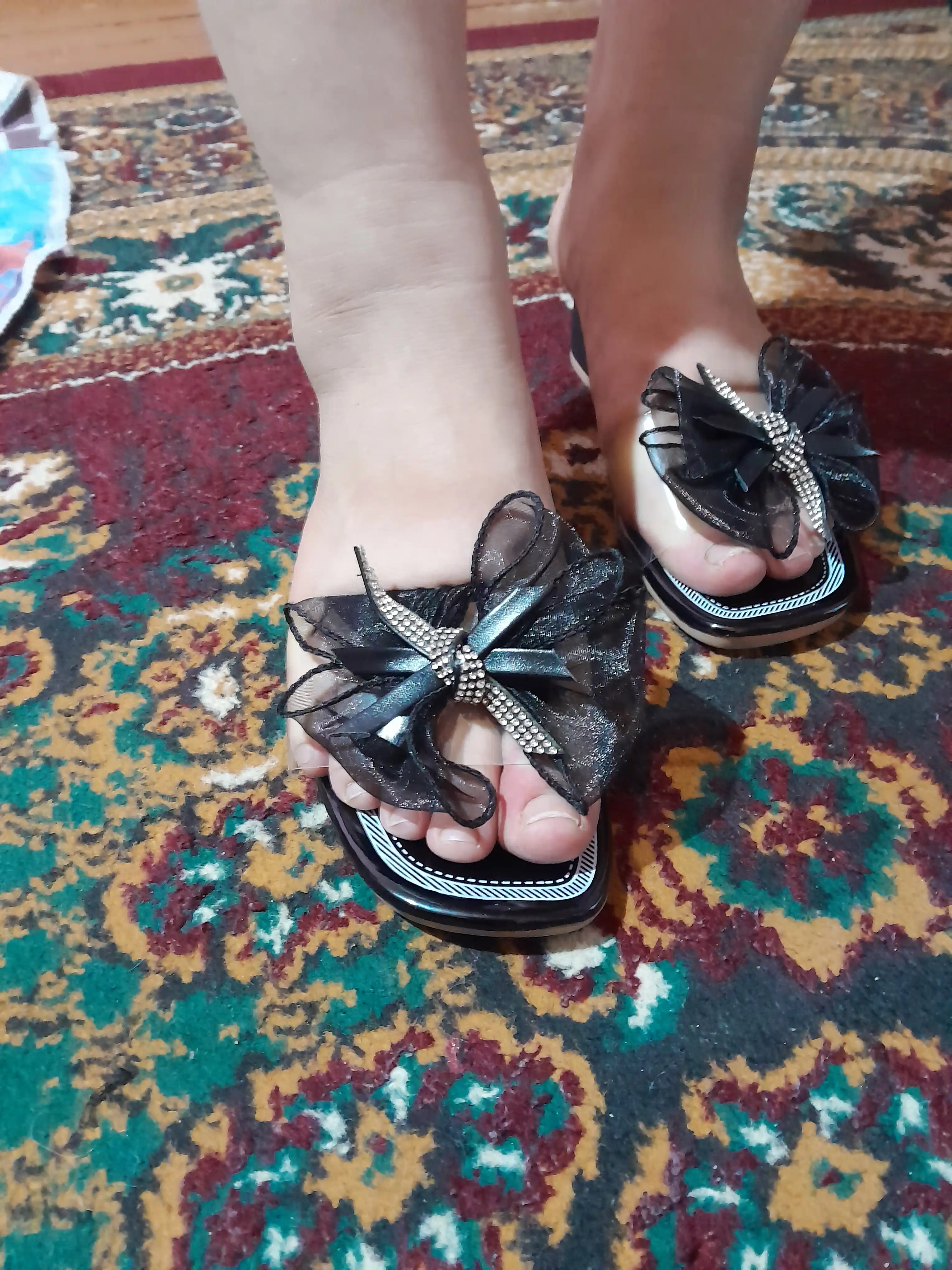 Qulay poshnali ayollar myullari, sabosi va shippaklari